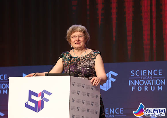 美国数学家英格丽·多贝西获“复旦-中植科学奖”