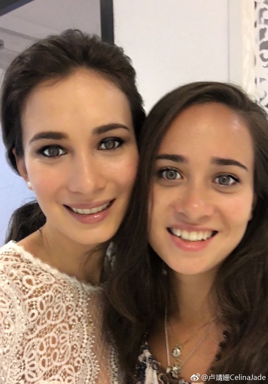 卢靖姗与妹妹合影太像了网友都很美