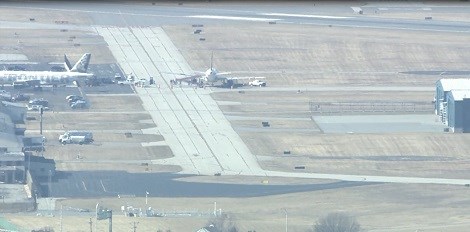 美國威明頓機場一架飛機衝出滑行道