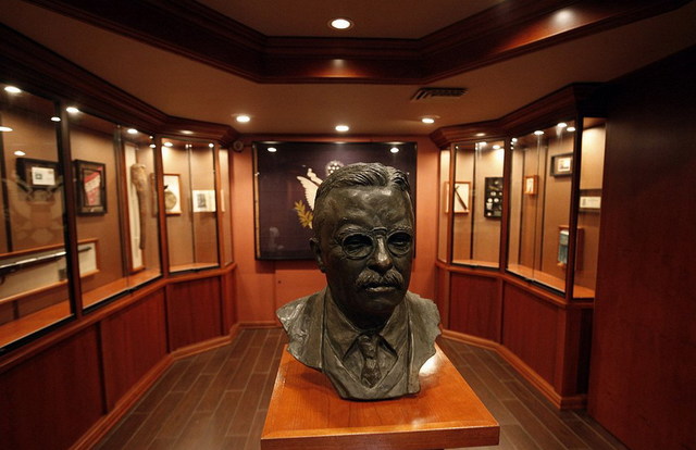 探秘美超大航母“罗斯福”号:全长300多米 重10万吨 探秘美超大航母“罗斯福”号:全长300多米 重10万吨