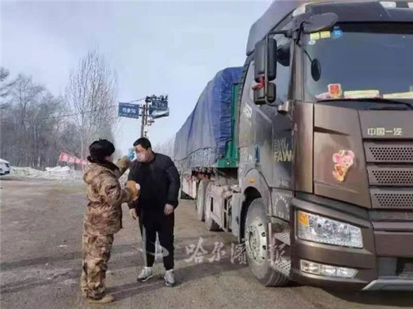 哈爾濱五常:巾幗不讓鬚眉!25名女子民兵逆行出征,24小時值守入省卡點