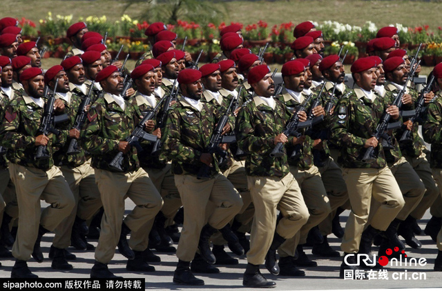 巴基斯坦七年來首次閱兵 “梟龍”戰機亮相