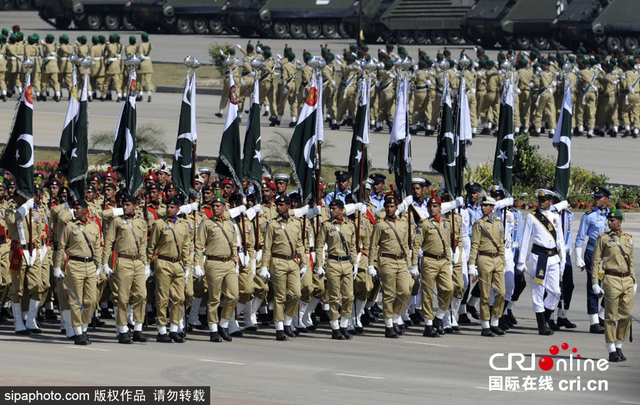 巴基斯坦七年来首次阅兵 “枭龙”战机亮相