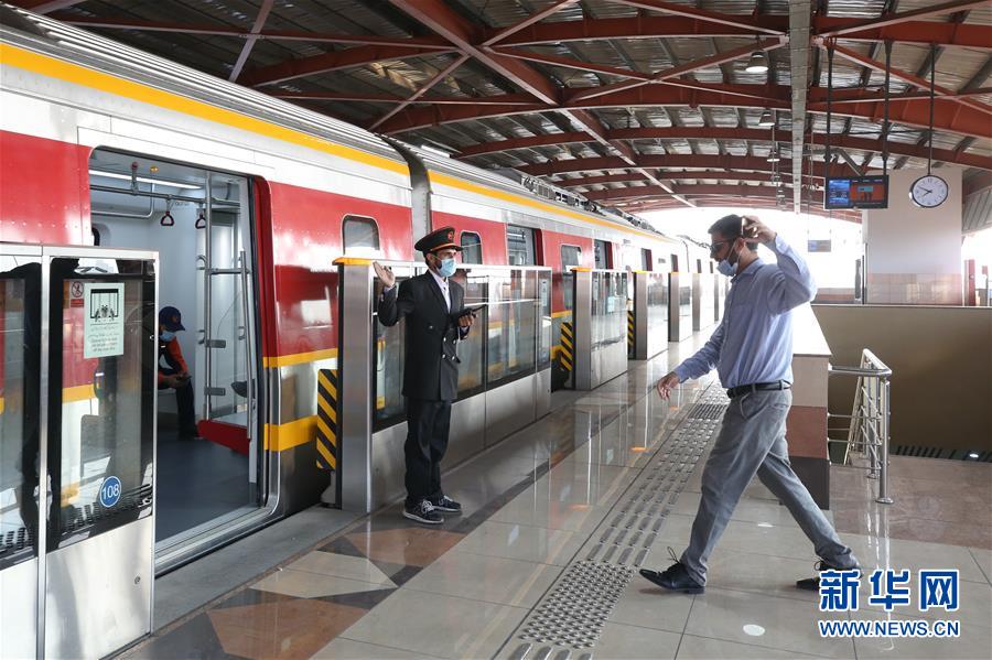 巴基斯坦首條地鐵商運後迎來首批乘客
