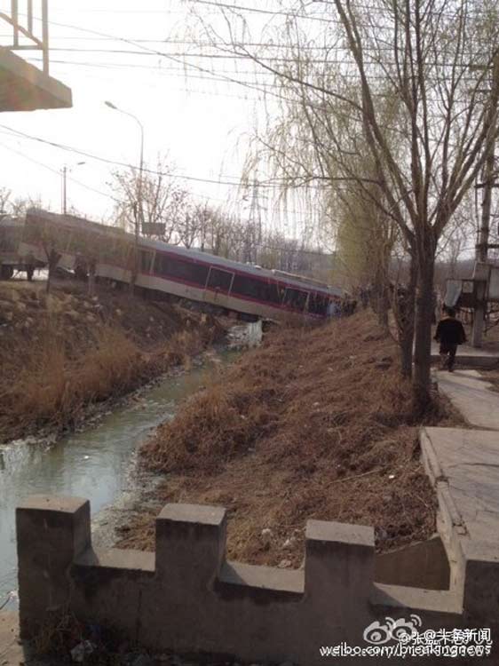 北京地铁一列车在调试过程中出轨