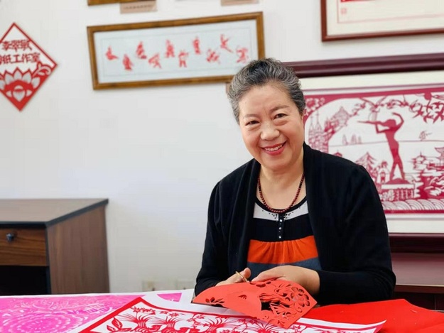 “万众一心抗疫情”青岛老人创作剪纸为武汉加油