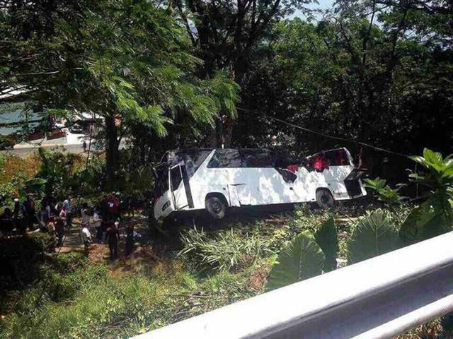 泰國普吉島旅遊客車墜崖 致中國遊客3死17傷