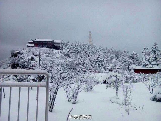 四川峨眉山景區迎7年來最大降雪