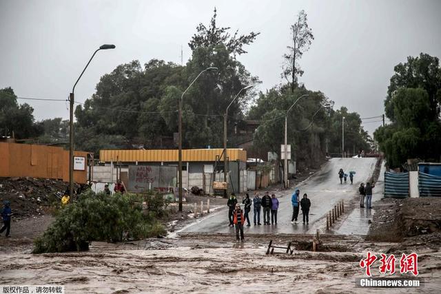 智利强降雨引发洪灾 街道沦为滚滚泥河