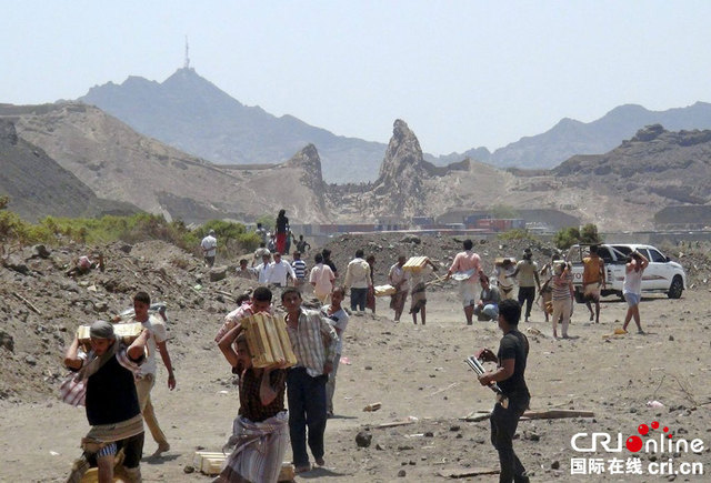 也门民众抢夺枪支弹药