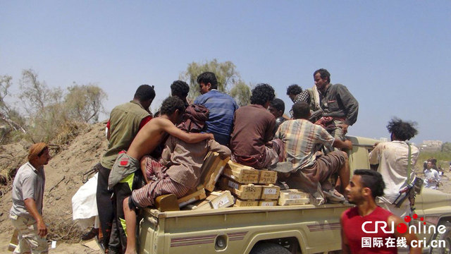也门民众抢夺枪支弹药