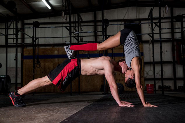 美情侣拍摄高难度双人健身照庆祝订婚