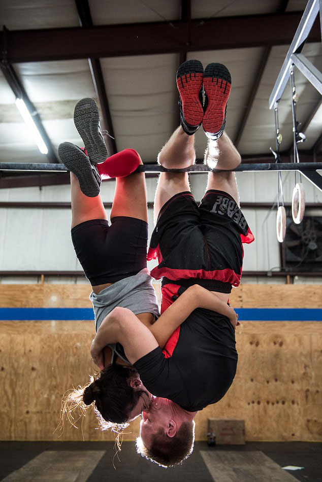 美情侣拍摄高难度双人健身照庆祝订婚