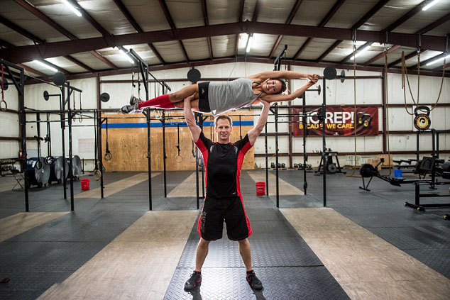 美情侣拍摄高难度双人健身照庆祝订婚