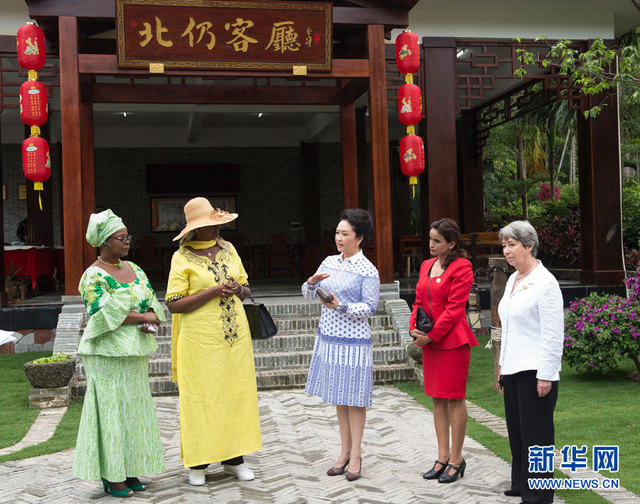 彭麗媛邀部分外方領導人夫人參觀海南村莊