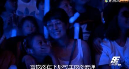 马伊琍和女儿现身朴树演唱会, 爱马撞脸关晓彤(图)
