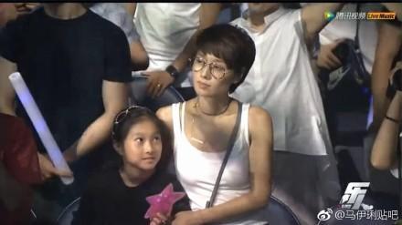 马伊琍和女儿现身朴树演唱会, 爱马撞脸关晓彤(图)