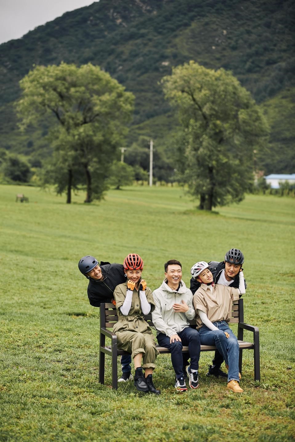 央视主持人越野骑行大片太吸睛 《你好生活》第二季11月4日暖心归来