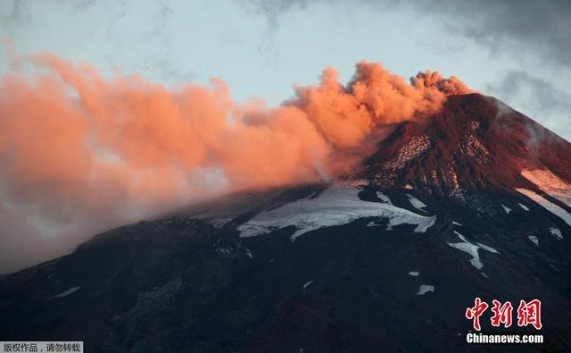 智利保持火山喷发预警 山口黄烟弥漫