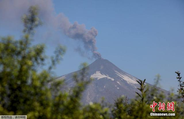 智利保持火山噴發預警 山口黃煙瀰漫 智利保持火山噴發預警 山口黃煙瀰漫