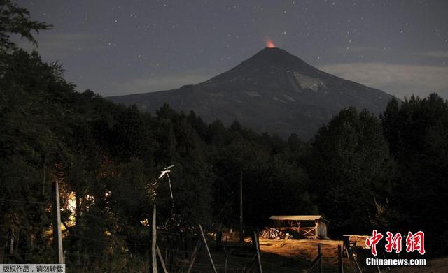 智利保持火山噴發預警 山口黃煙瀰漫 智利保持火山噴發預警 山口黃煙瀰漫