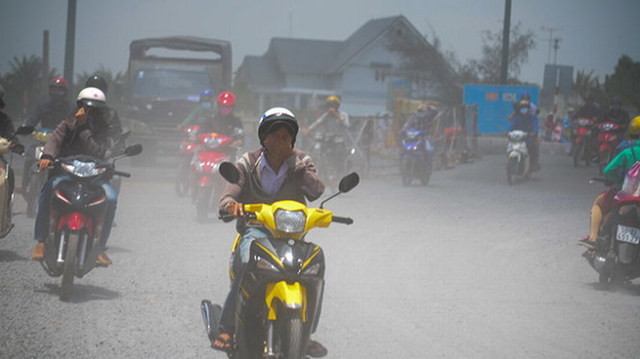 越南胡志明市一街道施工 粉尘冲天居民受罪