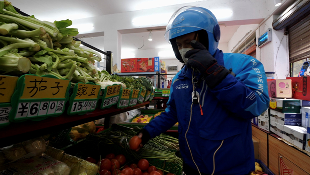 饿了么小哥奔走武汉街头，花式解决市民需求，网友：谢谢！