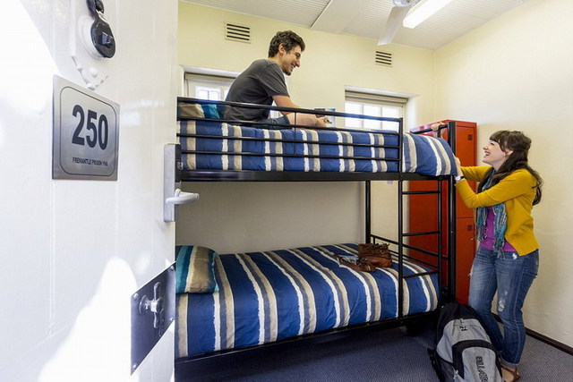 澳老监狱改成青年旅馆 游客体验“牢房”过夜