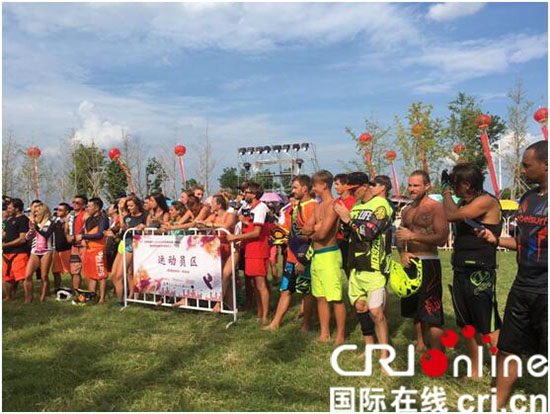 动力冲浪板国际赛亮相固城湖滨水湾音乐节