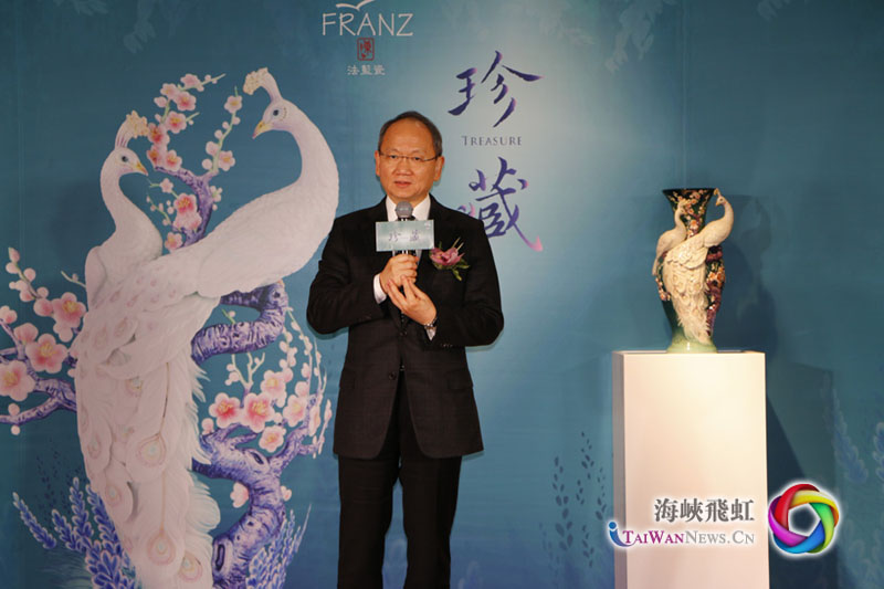 法蓝瓷总裁陈立恒介绍“四大美人”系列瓷瓶设计理念(海峡飞虹 李琳 摄)