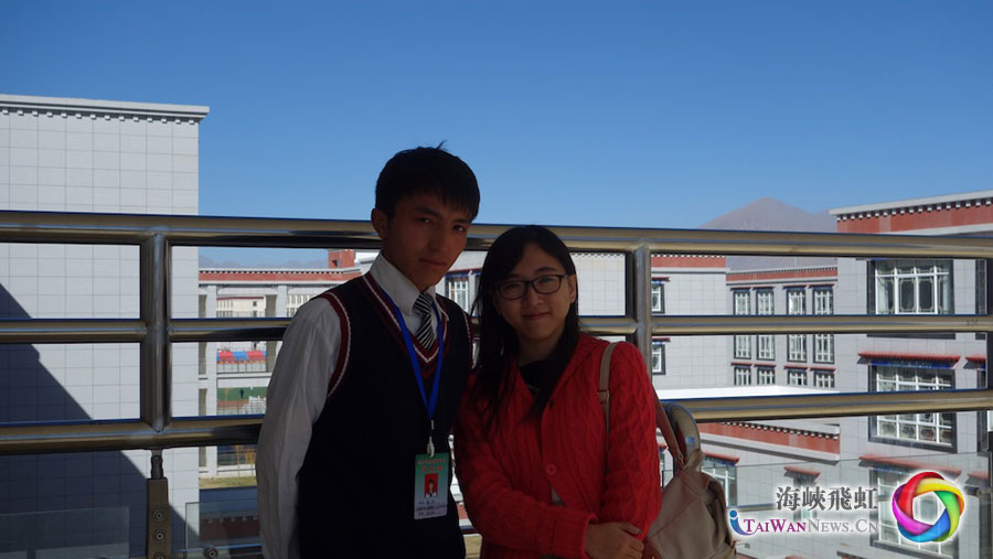 记者与拉萨江苏实验中学学生普布