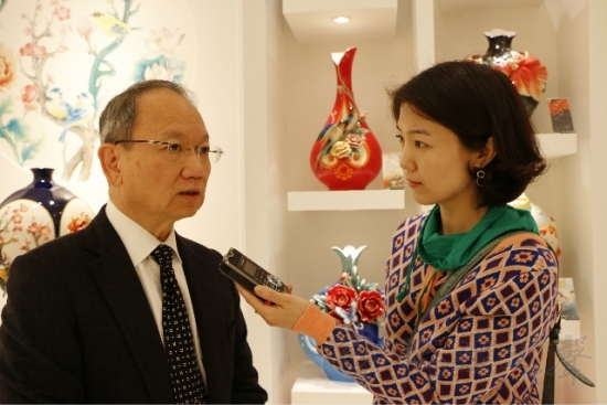 法蓝瓷创始人陈立恒接受记者采访(海峡之声网)