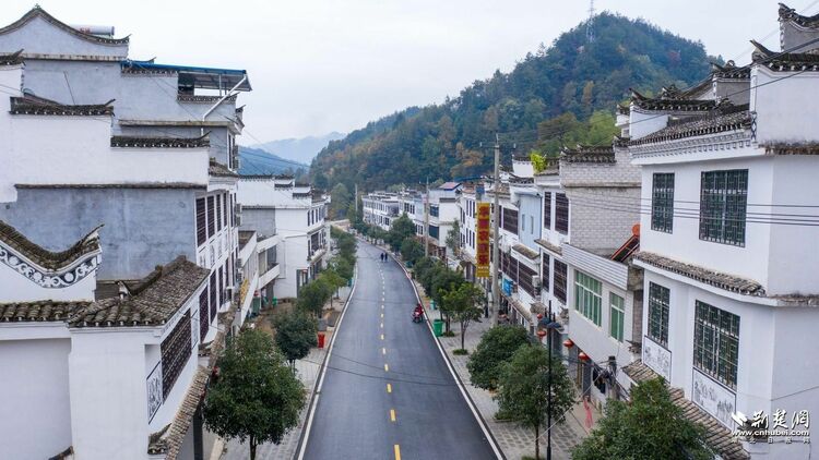 羅田縣九資河鎮大地坳社區位於薄刀峰景區腳下,天堂湖溼地公園腹地,