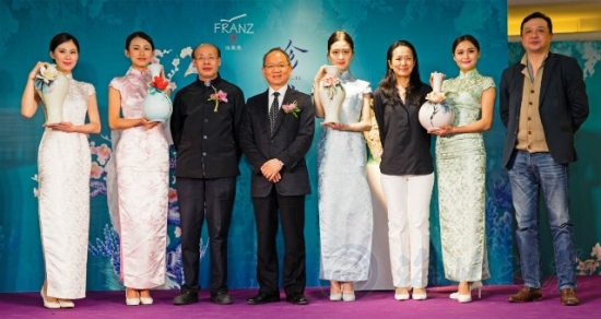 全体贵宾与四大美人瓷品合影(海峡之声网)