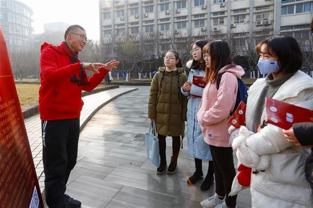 華中師範大學：40名學生講述“四十年四十人四十事”