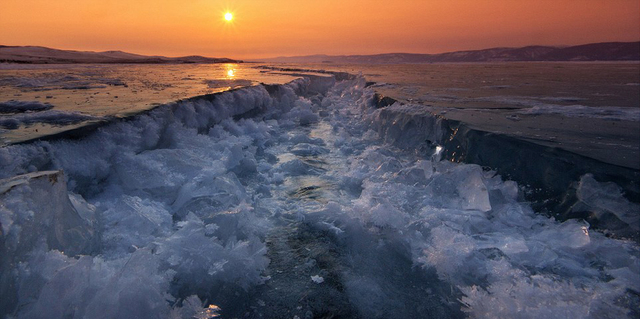 实拍世界最大淡水湖百米冰裂壮观景象
