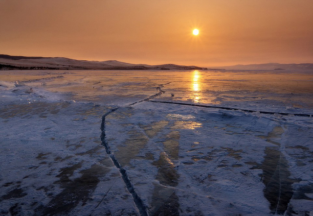 实拍世界最大淡水湖百米冰裂壮观景象