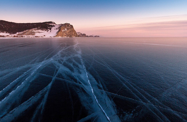 实拍世界最大淡水湖百米冰裂壮观景象