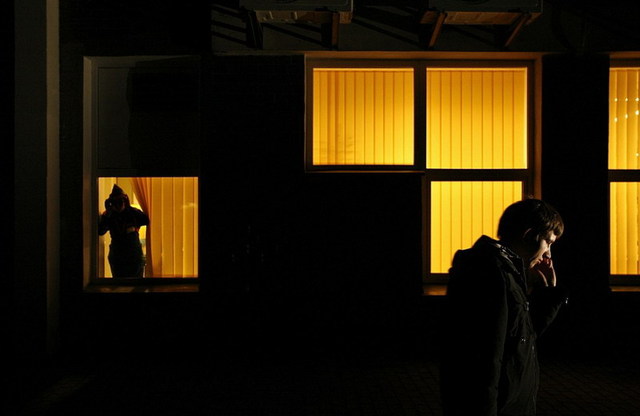 (网页截图) 医学研究人员丹尼洛夫正在核电厂的更衣室.