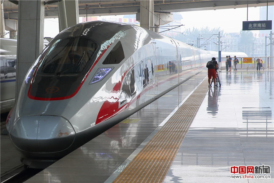 “復興號”中國標準動車組在京津城際上線運行