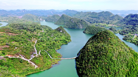 贵州毕节七星关：倒天河水映秋色