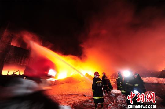 浙江一塑膠廠起大火 消防8小時滅火搶20多個氧氣罐