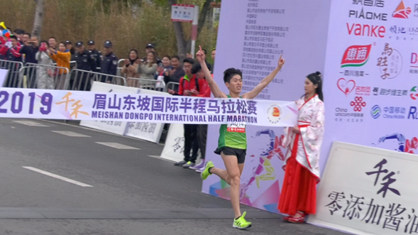 2019“千禾”眉山东坡国际半程马拉松开赛 近17000名选手参赛
