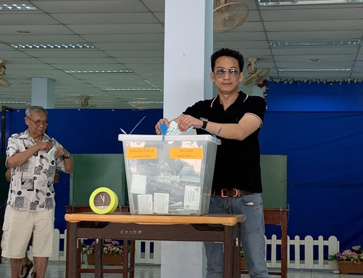 他信儿子到达选区现场,并称大选结果出来前不接受采访。_fororder_微信截图_20190324164449