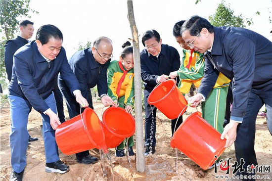 王东峰等领导在石家庄市正定县参加义务植树活动
