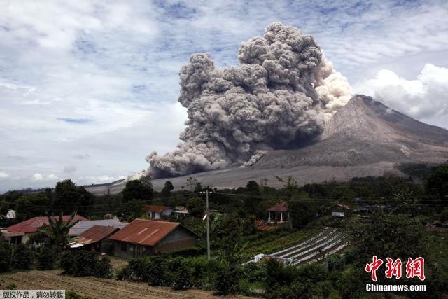 印尼錫納朋火山噴出大量火山灰 現場濃煙滾滾