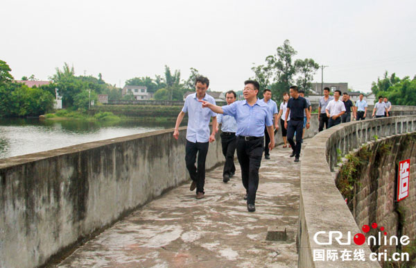 國際在線四川消息:近日,自貢市沿灘區委書記鄒天才前往黃市鎮碾撞灘