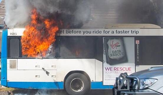 澳一滿載乘客巴士路中間自燃 88名乘客全部逃生