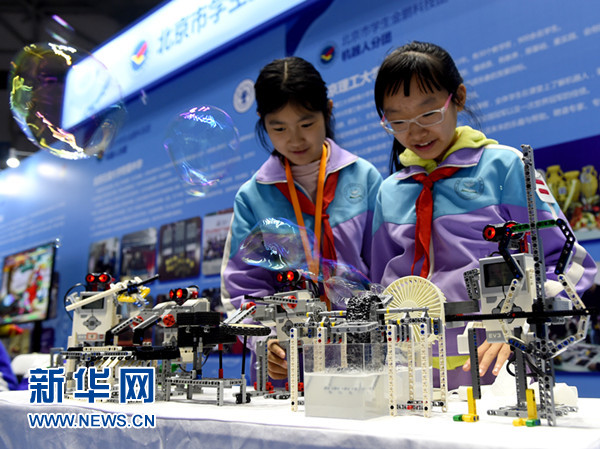 北京市举办中小学生特色科技活动展