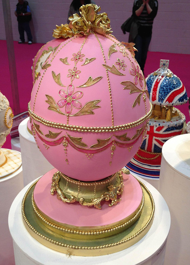 英国展出彩蛋形蛋糕 华丽精美如艺术品